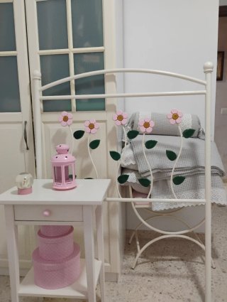 Sillón blanco con flor rosasi