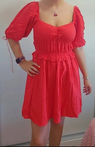 Vestido corto rojo con volantes