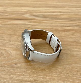 Reloj Guess Blanco con Detalles Florales y Cristal