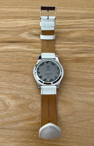 Reloj Guess Blanco con Detalles Florales y Cristal