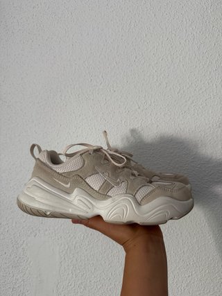 Zapatillas Nike beige y blancas