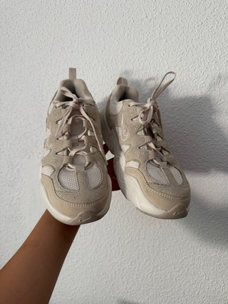Zapatillas Nike beige y blancas