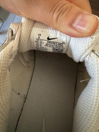 Zapatillas Nike beige y blancas