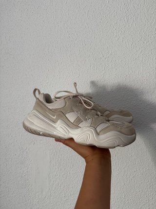 Zapatillas Nike beige y blancas