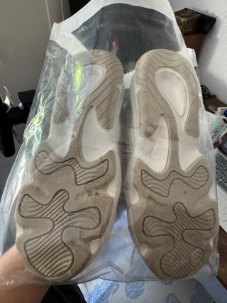 Zapatillas Nike beige y blancas