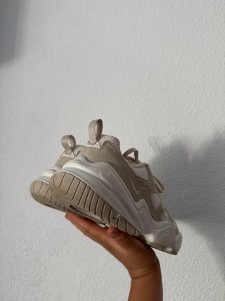 Zapatillas Nike beige y blancas