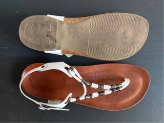 Sandalias planas cuero blancas T.38