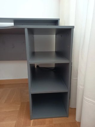 Escritorio gris con estanterías