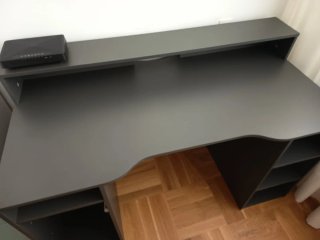 Escritorio gris con estanterías