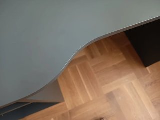 Escritorio gris con estanterías