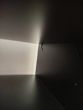 Escritorio gris con estanterías