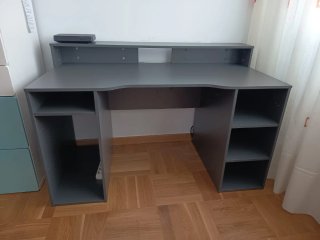 Escritorio gris con estanterías