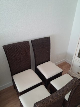 Sillas de comedor de mimbre y madera.