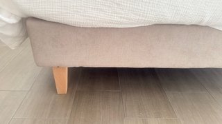Base tapizada beige y blanca