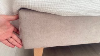 Base tapizada beige y blanca