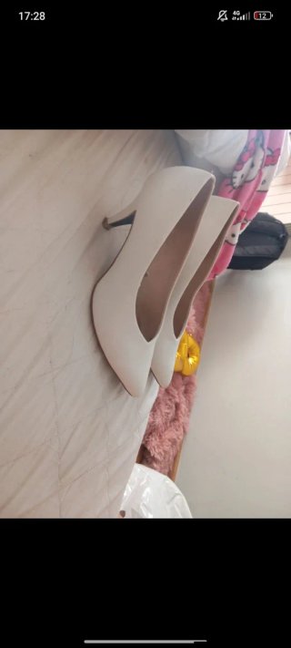 Tacones blancos pequeños