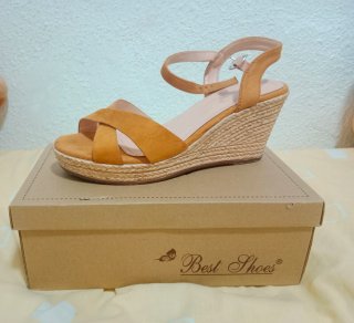 Sandalias de cuña marrón