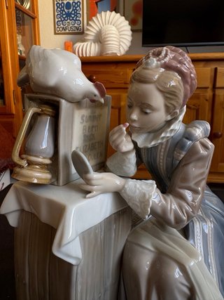 Figura Porcelana LLADRÓ Mujer Maquillándose