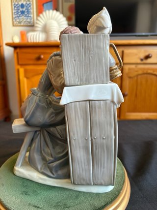 Figura Porcelana LLADRÓ Mujer Maquillándose