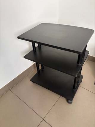 Mesa auxiliar negra Tv con ruedas