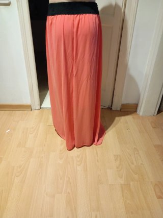 Falda larga coral con cinturón brillante