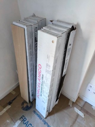 Suelo porcelánico efecto madera.