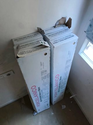 Suelo porcelánico efecto madera.