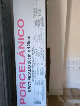 Suelo porcelánico efecto madera.