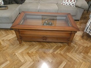 Mesa de centro de madera con tapa de cristal