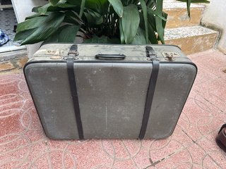 Maleta antigua con cierres metálicos