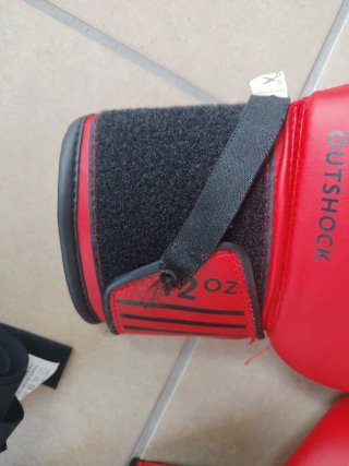 Guantes de boxeo rojos y cintas
