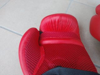 Guantes de boxeo rojos y cintas