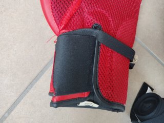 Guantes de boxeo rojos y cintas