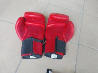 Guantes de boxeo rojos y cintas