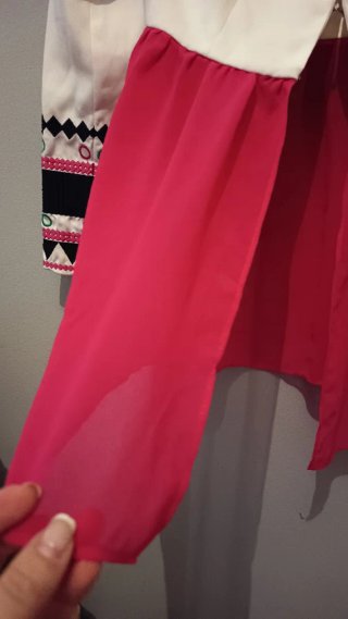 Blazer blanco con falda roja y bordados