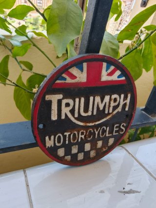 Placa hierro forjado Triumph Motorcycles antigua