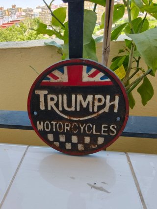 Placa hierro forjado Triumph Motorcycles antigua