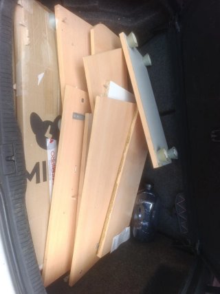 Escritorio grande de madera.