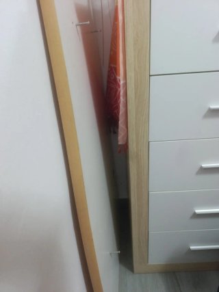 Escritorio grande de madera.