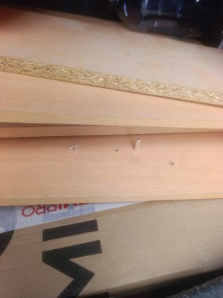 Escritorio grande de madera.