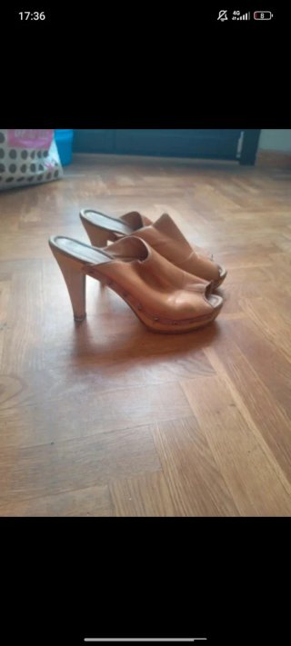 Tacones de tacón alto color marrón