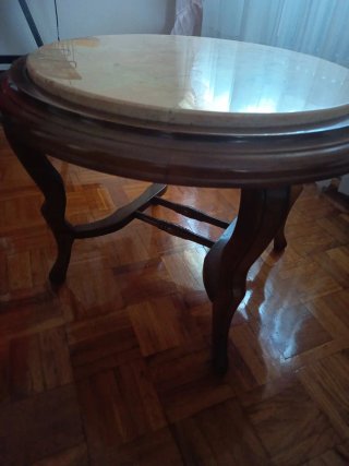 Mesita redonda salón mármol y madera.