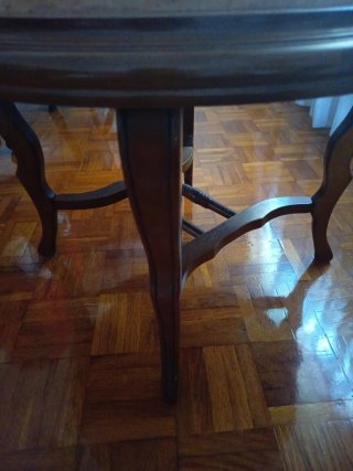 Mesita redonda salón mármol y madera.