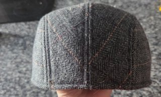 Gorra de tweed gris con cuadros y marron