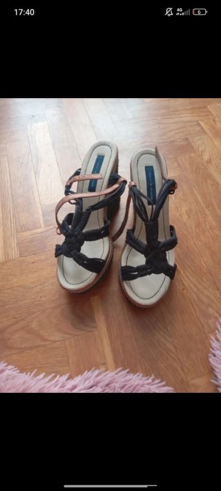 Tacones de cuña negros y marrones