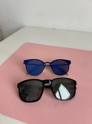 Dos pares de gafas de sol