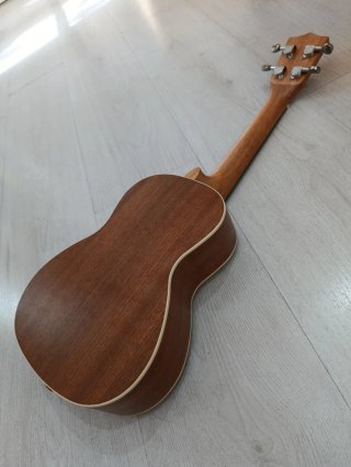 Ukelele Cahaya