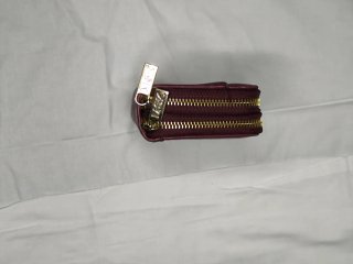 Cartera de piel morada con cremallera
