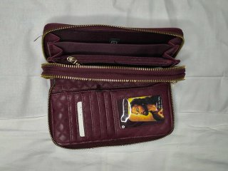 Cartera de piel morada con cremallera