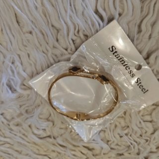 Pulsera dorada trébol negro con circonitas
